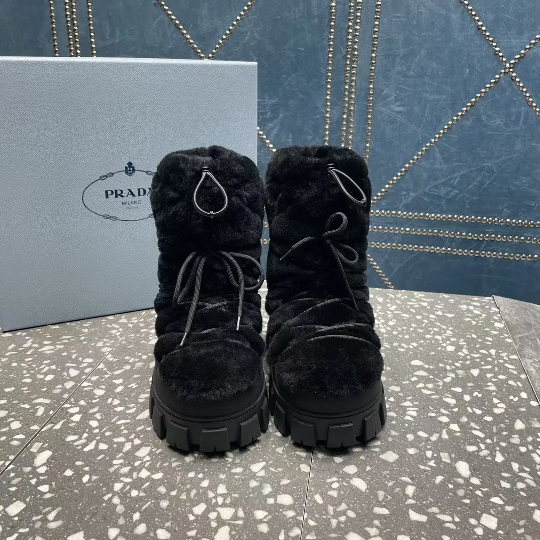 👟👟Ex-factory price 700👟👟 The highest version on the market, Prada's king style, snow boots, ski boots, chubby, so cute and cute →_→ From the Prada limited series, unique. Shiny nylon Oblique upper with criss-cross straps for an ideal fit. The boots are made of technical fabric and have a short-cut version. They can be worn in the city or in the mountains. They make the calves slimmer, taller, warmer and have a concave shape. The boots and soles use the original waterproof effect. The size is 35-40. 41Customized